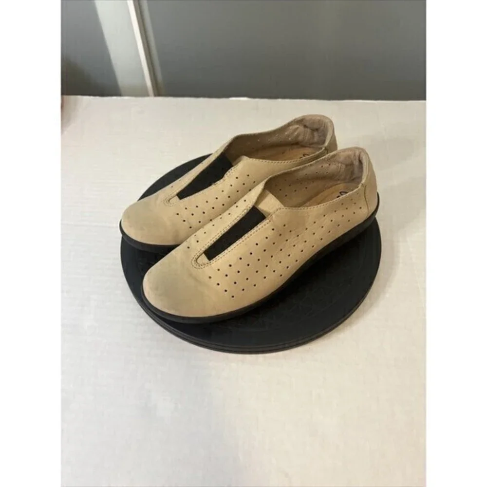 Clarks Comfort Shoes Women's Soft Cushion Light‎ Beige Leather Slip On Sz 9.5
